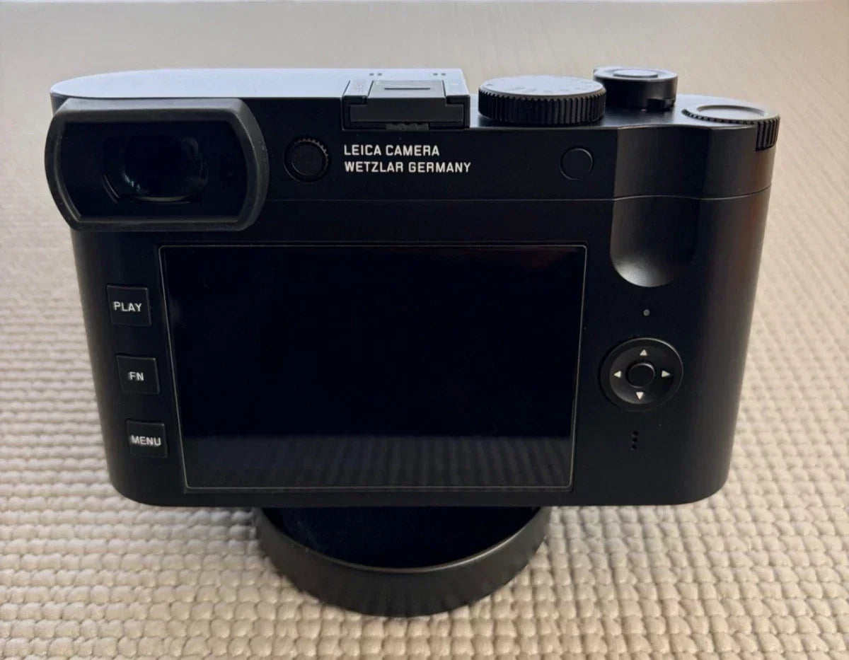 Leica Q2 47.3 MP Digital SLR Camera - Pristine condition w/extras